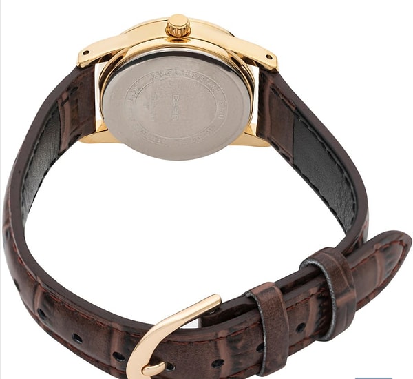 Modern ve minimalist çizgileriyle her ortamda şıklığı yakalamanızı sağlayacak bir model.