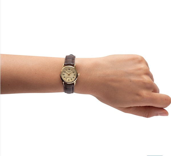 Klasik saat severler için uygun fiyatlı ancak kaliteli bir seçenek olan bu Casio modeli, hediye olarak da tercih edilebilir.