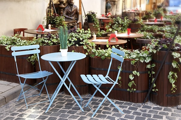 Kimse izlemiyorken sergilenen küçük tavırların, insanın asıl kimliğini inşa ettiğine inanırlar.