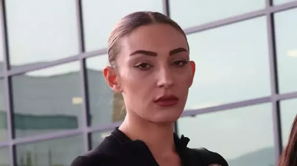 Arabesk müziğin simge isimlerinden şarkıcı Güllü, Yalova’da bulunan evinin camından düşerek hayatını kaybetmişti.