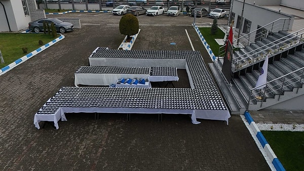 Parçalanmış silahları birleştirmek için torna tezgâhı bile var.