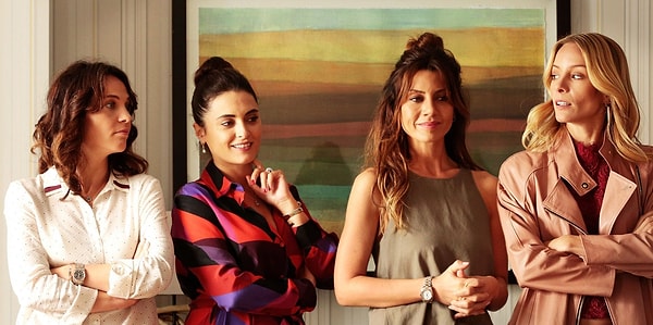 Gökçe Bahadır, Aslıhan Gürbüz, Bade İşçil ve Tülin Özen'in başrollerini canlandırdığı Ufak Tefek Cinayetler ekranların en sevilen yapımlarından biri olarak görülüyor.