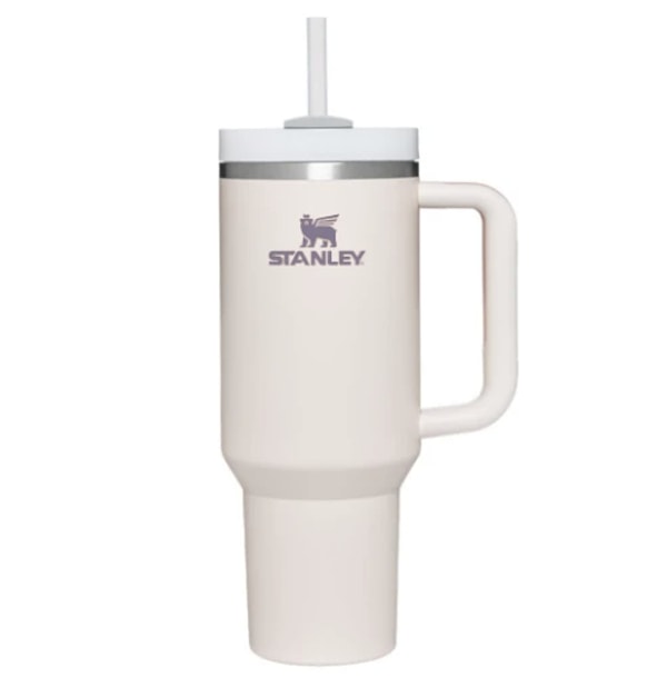 Stanley Quencher Pipetli Termos (pembe), bu yılbaşında kız arkadaşınıza alabileceğiniz en popüler ve kullanışlı hediyelerden biri!