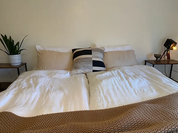 Uykusuzluk, sadece fiziksel yorgunluk değil, aynı zamanda ilişkilerde gerginlik ve tahammülsüzlük yaratır.