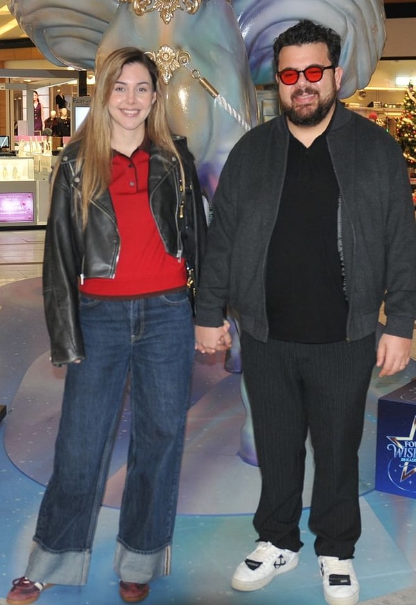 Ünlü isimlerin bu dönüşümleri konuşulurken, son olarak Eser Yenenler son haliyle gündem oldu.