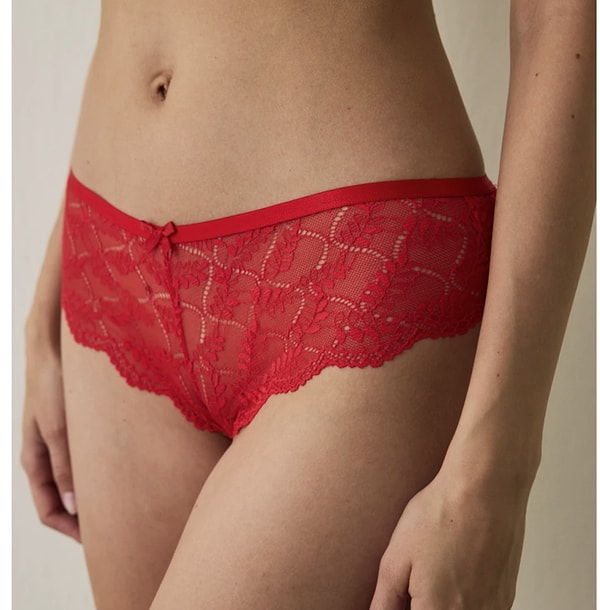 Tabii ki, yılbaşı denince akla gelen olmazsa olmaz hediyelerden biri de kırmızı iç çamaşırları!