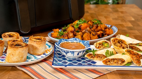 Sucuklu Yumurta Lavaş Rulo, Soslu Sebzeli Mini Börek ve Bal Kabaklı Tavuk Sote Nasıl Yapılır?