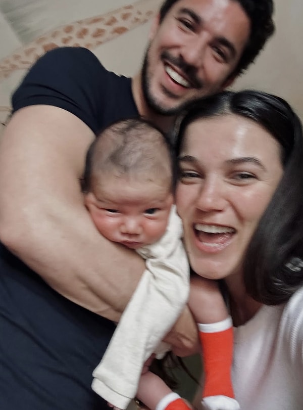 Evlilik tarihi verdiklerinde hamile olduğuna inanılan Pınar Deniz, düğünden hemen önceki röportajında bir bebek beklediğini hali tavrıyla ele vermişti.