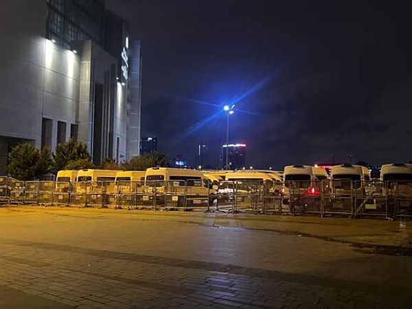 Fenerbahçe Başkanı Sadettin Saran, uyuşturucu tespitinin pozitif çıkması sonrasında dün akşam saatlerinde İstanbul İl Jandarma ekipleri tarafından gözaltına alınmıştı.