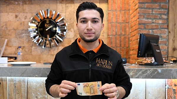 Telefonla arayarak paranın geri gönderilmesini talep etti.