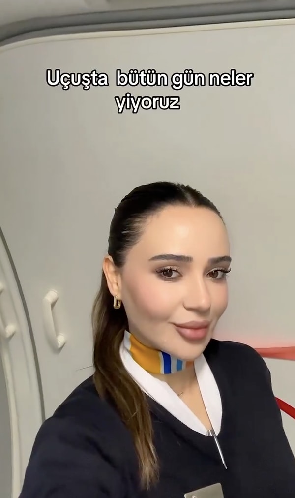 Videoda güne limonlu su ile başladığını söyleyen kabin memuru, kahvaltı için uçuş hazırlıklarını tamamladıktan sonra servis edilen yiyecekleri gösterdi.