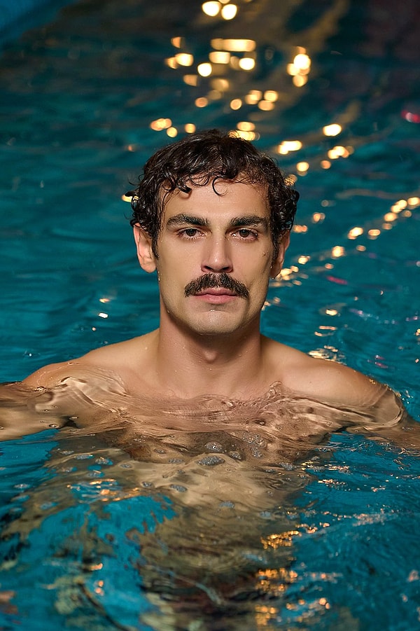 Erdem, sinemada ve TV’de başarılı yapımlara imza atsa da ilk göz ağrısı elbette tiyatro.