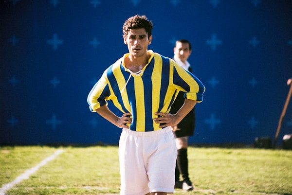 ÖG: Lefter; hem spor hem de sosyolojik tarihimiz açısından önemli bir biyografik yapım oldu bana göre. Peki, sizin için Lefter -gerek birey olarak gerekse hikâyesi ile- ne ifade ediyor?