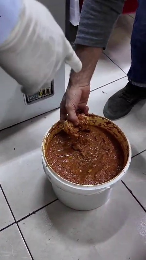 Gıdada hileye yenisi eklendi. Baharatta çiğ et ele geçirildi.