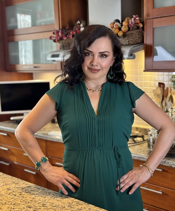 Şimdilerde ise televizyonlardan uzak ama sosyal medyada oldukça aktif.