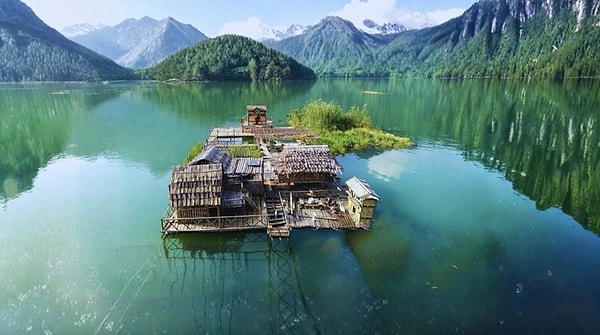 Yalnız gezginin yerleşim yeri olarak karayı değil de bir gölün durgun sularını seçmesi sadece estetik bir tercih değil, önemli bir stratejiydi.