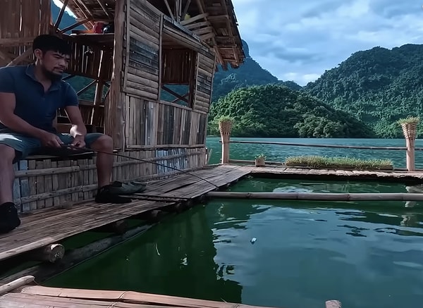 Bu yüzen köyün temelini, bölgenin en hafif ve en dayanıklı malzemelerinden biri olan bambu oluşturuyor.