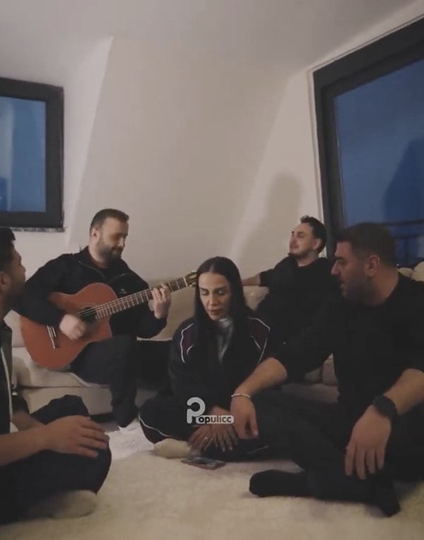 Bir dönemin en popüler parçalarından biri olan, dinleyenlerin ezbere bildiği "Gözlerinin Yeşilini Özledim" şarkısı yeniden gündeme geldi.