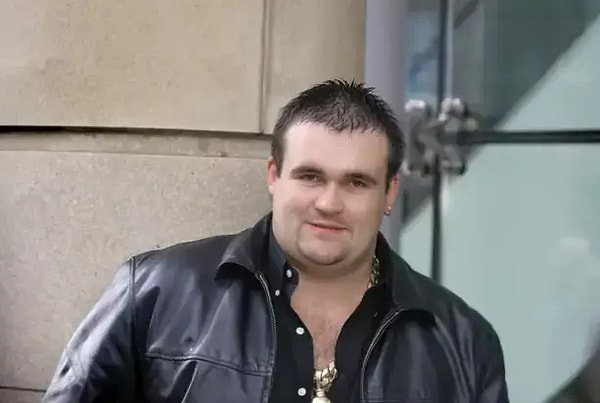 İngiltere’de henüz 19 yaşındayken piyangodan kazandığı yaklaşık 10 milyon sterlinle (yaklaşık 580 milyon TL) bir anda gündeme oturan Michael Carroll’un hikayesi, yıllar sonra bambaşka bir noktaya evrildi.