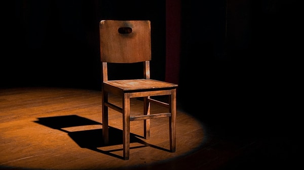 Teoride sandalyenin sunulmaması, ilişkideki konumu işaret ediyor