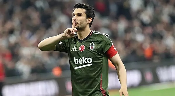 Yönetim iki futbolcudan kulüp bulmalarını istedi.