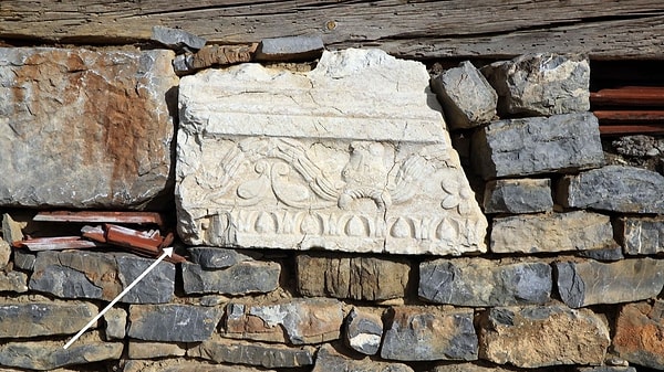 Roma döneminde inşa edilen tapınak, yüzyıllar sonra köyün parçası haline geldi