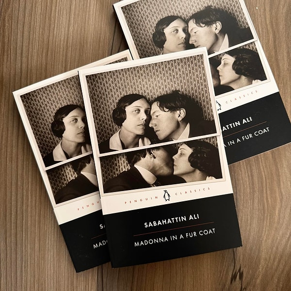 Kürk Mantolu Madonna, 2016'da "Madonna in a Fur Coat" ismiyle İngilizce'ye de çevrildi.