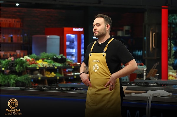 Mavi ve kırmızı takım yarışmacıları tezgahlara geçtiğinde şefler kuralları açıkladı: Bu haftanın kilit malzemeleri ada çayı ve uykuluk.