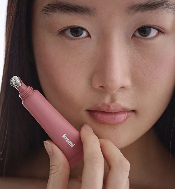 Kremi Lip Balm , dudaklarınıza hem yoğun nem hem de doğal bir parlaklık kazandıran harika bir bakım ürünü!