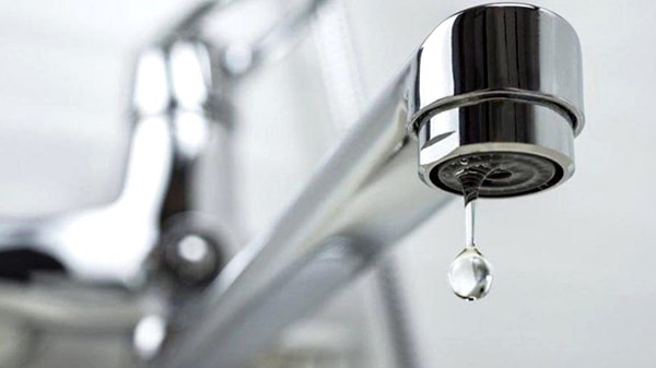 Türkiye kuraklıkla mücadele ederken, İzmir’de aylardır uygulanan planlı su kesintisine yılbaşı akşamı ara verileceği açıklandı.