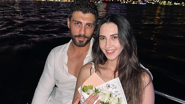 Hatta Ali Öner, çekimlerden arta kalan vakitte sevgilisiyle birlikte Oltu’ya giderek memleket ziyaretine katılmış, çift o günlerde mutluluk pozları veriyordu.