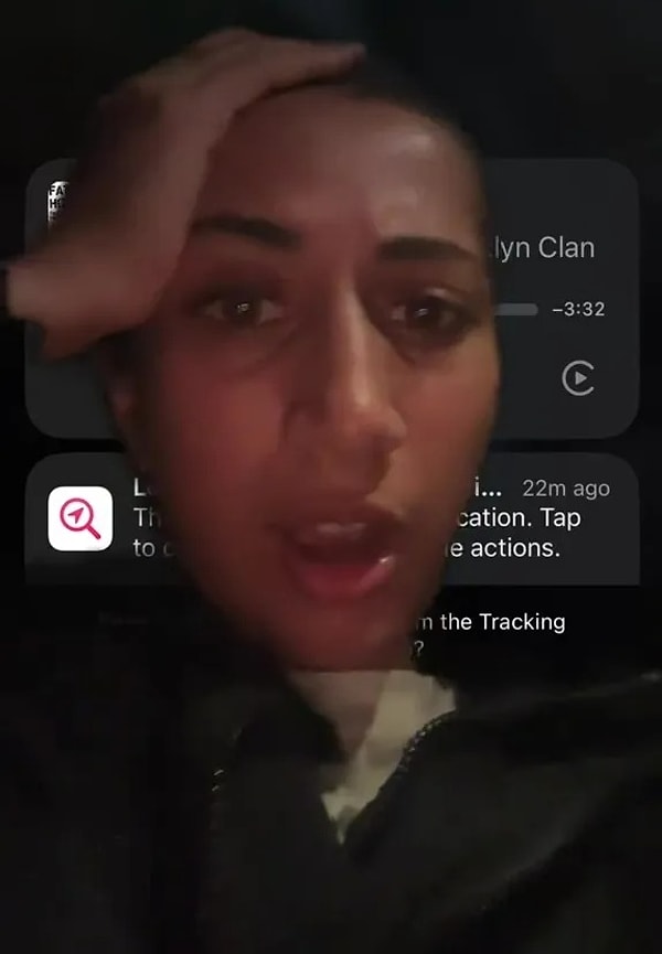 Dina isimli kadın, eve dönerken telefonuna “hareket halindeki araçta takip cihazı bulundu” şeklinde bir bildirim düştüğünü fark etti.