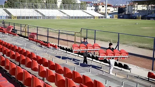 Zeminin hali futbol oynamaya elverişli görünmüyor.
