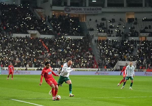 Play Off potası da çok yakın puanlarla ilerliyor.
