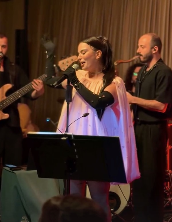 "Adı Mutluluk", "Yetiş Zeynep", "Kutsal Damacana" gibi birçok projede rol alan, enerjik tavırları ve sempatik haliyle tanınan Aslı Bekiroğlu’nu bilmeyen yok.