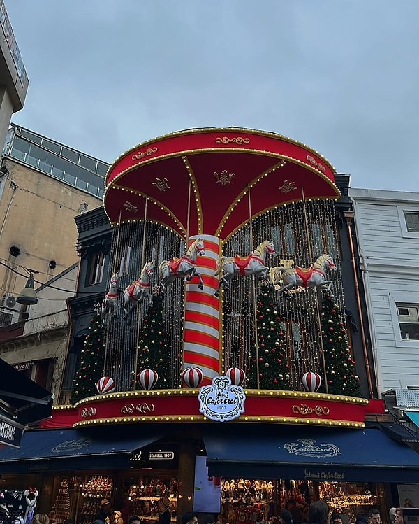 Kadıköy'ün ünlü tatlıcısını her yıl insanlar beklentiyle takip ediyordu.