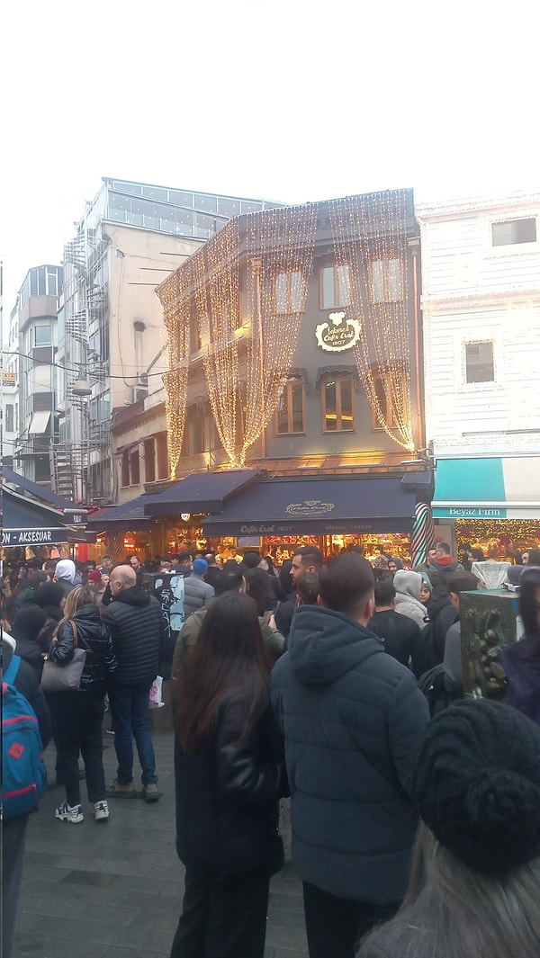 Gelen şikayetler üzerine ünlü tatlıcı yeni yıla her zamanki dekorasyonuyla girdi.