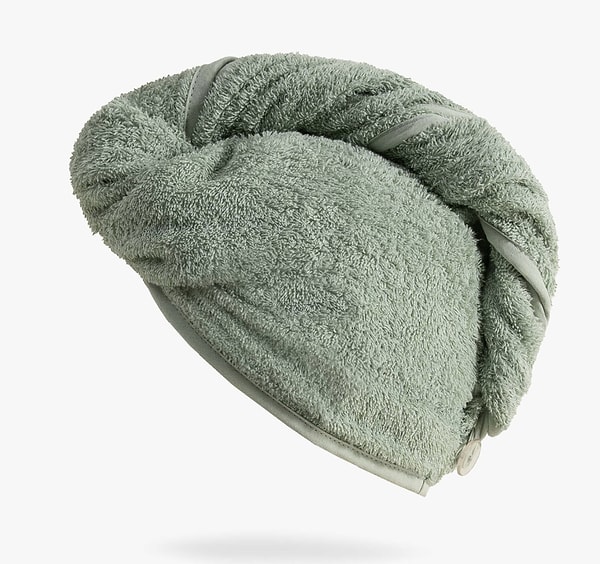 %100 saf Ege pamuğundan üretilen bu saç kurutma havlusu, yüksek emiciliği sayesinde saçınızı hızlıca kurutuyor!