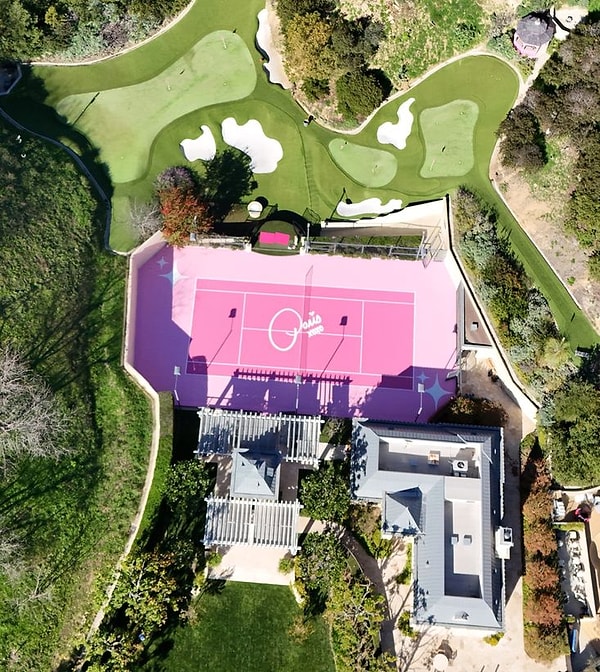 Gelelim “zenginlik böyle bir şey” dedirten kısma: Paris Hilton’un 63 milyon dolarlık dev malikanesi zaten tek başına bir şov alanıydı; şimdi o şova kendine yakışır yeni bir ekleme daha geldi.