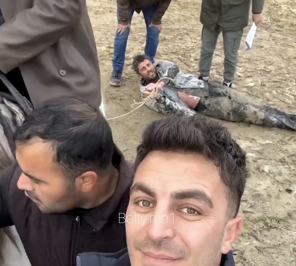 Taşacak Bu Deniz'in yeni bölümünde Adil'in Gökhan'ı atla sürüklemesi sosyal medyanın gündemine oturdu.