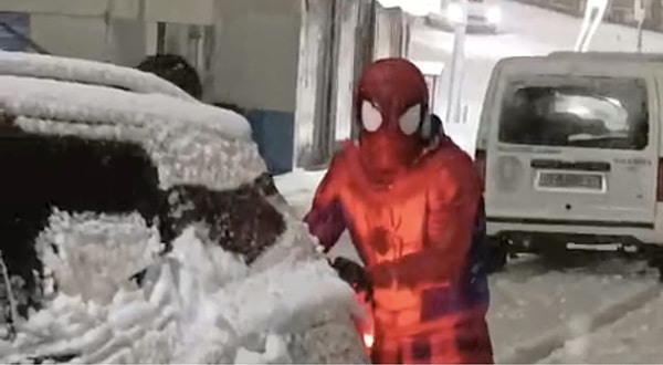 Türkiye'yi 'Örümcek Adam' kostümüyle gezme hayalini gerçekleştirmek için memleketi İzmir’den yola çıkan Ayaz Salih Koç'un, 69’uncu durağı Bitlis oldu.