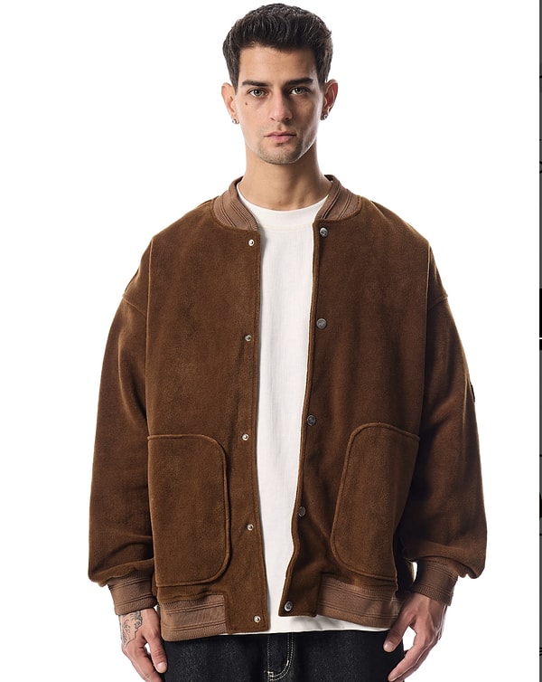 Retro kolej stilini modern oversize kesimle buluşturan VOID bomber ceket, %55 indirimle kaçırmamanız gereken ürünlerden biri.