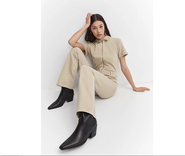 Günlük şıklığı rahatlıkla birleştiren Mango tulum, modern kesimiyle dikkat çekiyor.