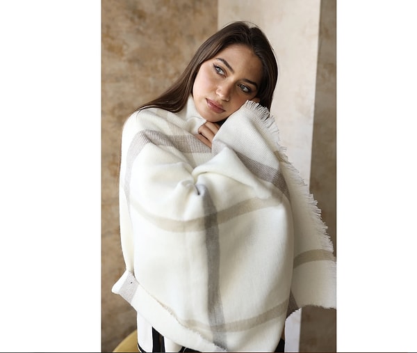 Günlük kombinleri tamamlayacak zarif desenlere sahip bu omuz şalı, sepette %50 indirimle alınabilecek uygun fiyatlı bir aksesuar alternatifi.