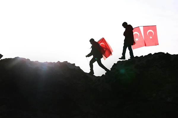 Tüm bu karmaşanın içinde küçük ama inatçı bir şey de vardı: Vazgeçmeyenler.