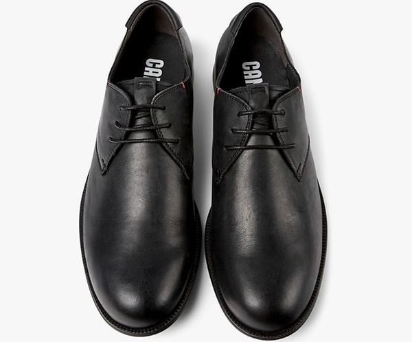 Kaliteli materyalleri ve ergonomik iç yapısıyla uzun süre ayakta kalmanız gereken günlerde bile ayağınızı yormuyor.