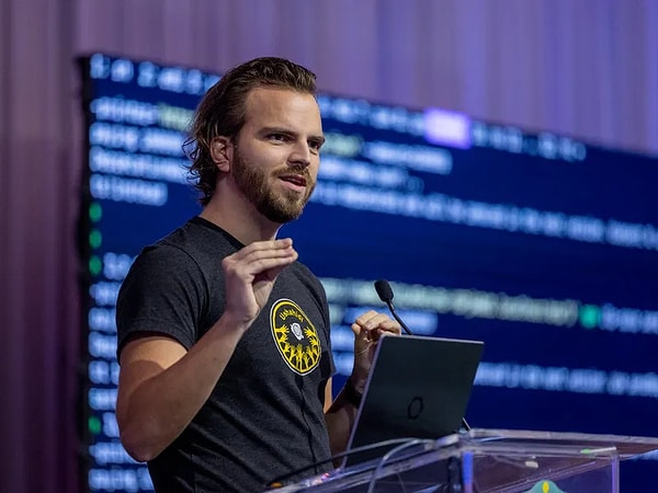 Yıllarca uykusuz geceler geçiren ve kaybıyla yüzleşmeye çalışan Thomas, artık daha metanetli bir duruş sergiliyor.