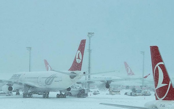 Türkiye’de etkili olan kar yağışı ve soğuk hava, uçuşları da etkiledi.