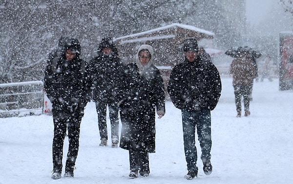 Meteoroloji Genel Müdürlüğü tarafından paylaşılan son hava durumu raporuna göre, Türkiye genelinde sert kış koşulları etkisini iyiden iyiye hissettirmeye başlıyor.