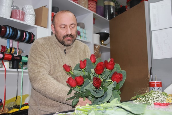 Karadeniz’de en çok tüketilen ürünlerin başında gelen karalahana, çiçekçi tezgâhlarında yer aldı.